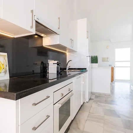 Sunny 2br In With 3 Pools, Restaurant, Gym And Playground 아파트 마르베야